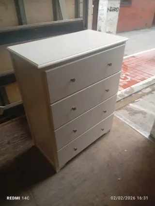 Cómoda blanca de madera con cajones