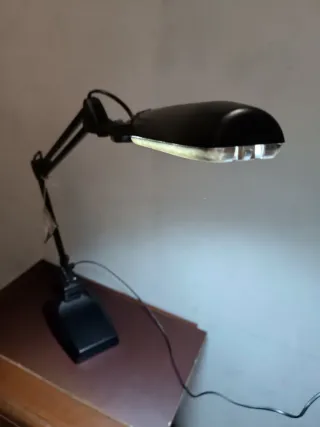 Lámpara de escritorio negra