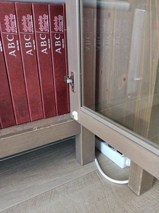 Vitrina y Estantería IKEA Hemnes Madera y Cristal.