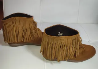 Botines de piel con flecos de mujer.