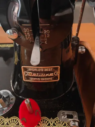 Máquina de coser antigua Kosel con mueble