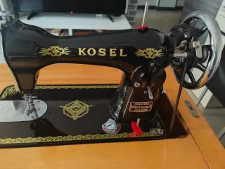 Máquina de coser antigua Kosel con mueble