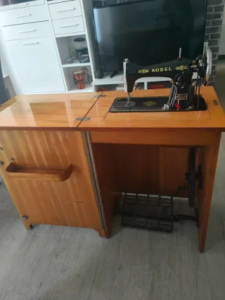 Máquina de coser antigua Kosel con mueble