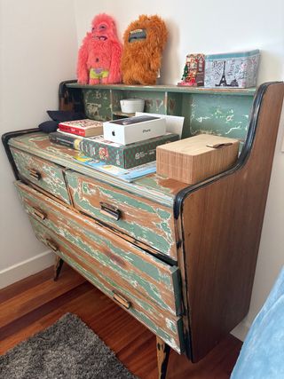 Cómoda antigua de madera y plástico