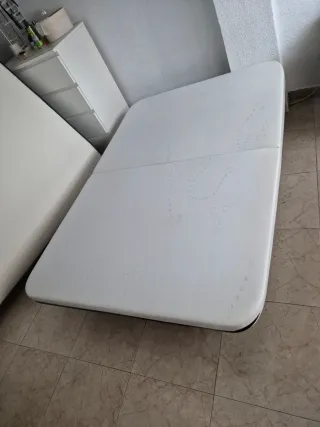 Colchón con base tapizada y 6 patas  metálicas.