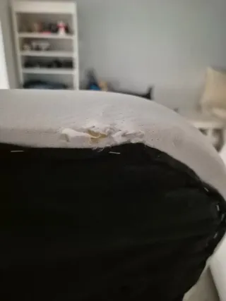 Colchón con base tapizada y 6 patas  metálicas.