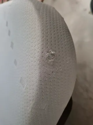 Colchón con base tapizada y 6 patas  metálicas.