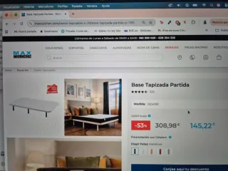 Colchón con base tapizada y 6 patas  metálicas.