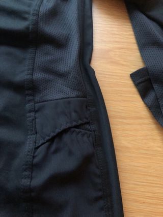 Maglia sportiva nera con zip