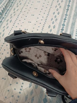 Bolso negro de mano con candado