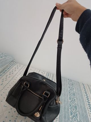 Bolso negro de mano con candado
