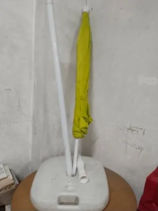 Sombrilla grande con base de agua.Ideal para jardí