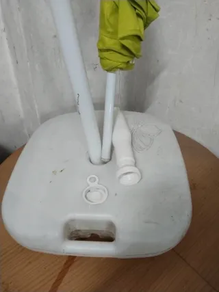 Sombrilla grande con base de agua.Ideal para jardí