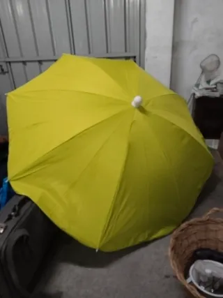 Sombrilla grande con base de agua.Ideal para jardí