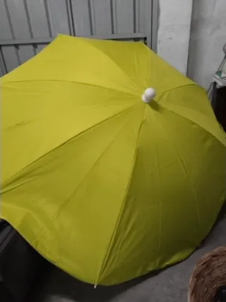 Sombrilla grande con base de agua.Ideal para jardí