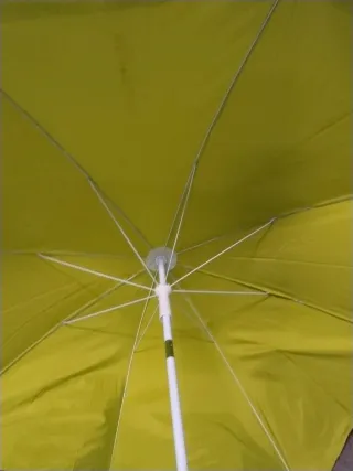 Sombrilla grande con base de agua.Ideal para jardí