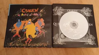 CD + Libro QUEEN - A Kind of Magic