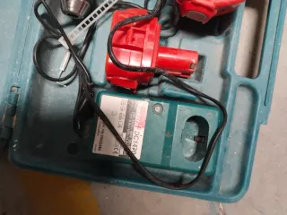 Taladro Makita con cargador y baterías