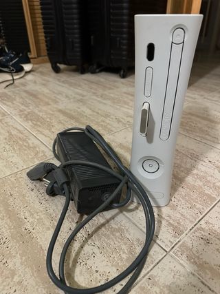 Xbox 360 Blanca + Juegos varios y mandos