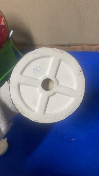 Figura de dama con sombrero y cesta