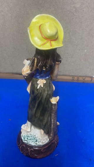Figura de dama con sombrero y cesta