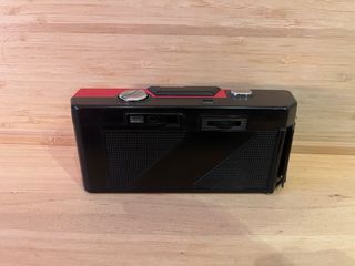 Cámera analógica vintage “point-and-shoot” roja