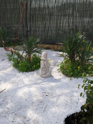 Cabeza Moai isla de pascua piedra exterior jardín