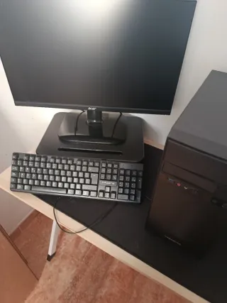 Ordenador sobremesa negro