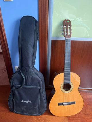Guitarra española con funda