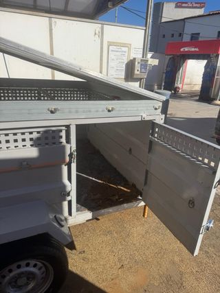 Remolque transporte perros gris
