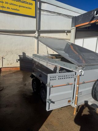 Remolque transporte perros gris