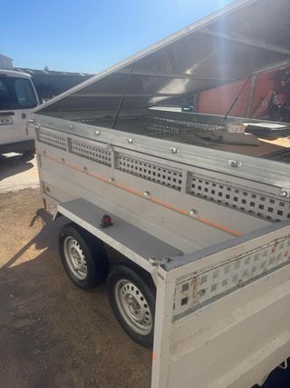 Remolque transporte perros gris