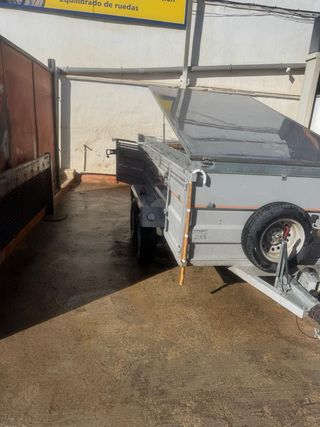 Remolque transporte perros gris