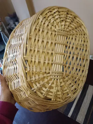 Cesta de mimbre con asa. Altura 43 cm