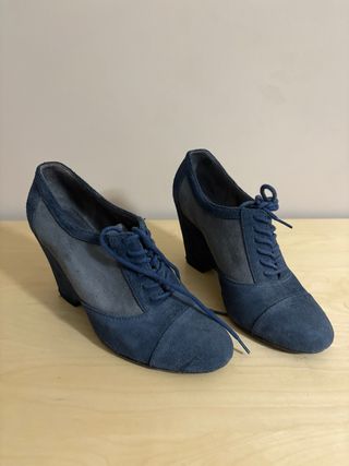 Zapatos de tacón Pilar Abril azules y grises