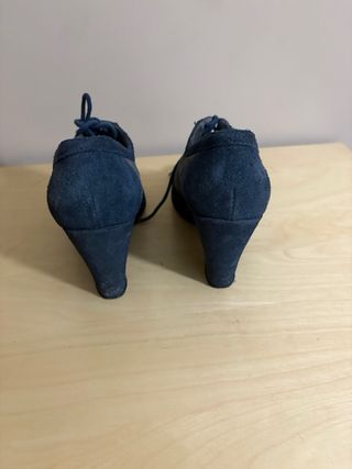 Zapatos de tacón Pilar Abril azules y grises