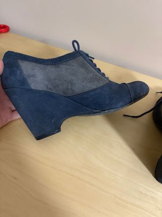 Zapatos de tacón Pilar Abril azules y grises