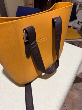 O bag borsa grande arancione con manici marroni.