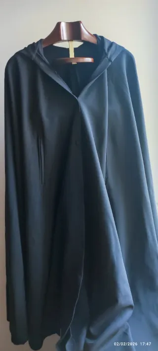 Capa negra con capucha para niña