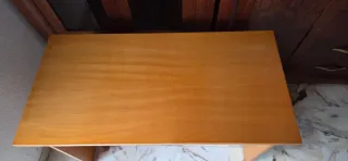 Escritorio de madera color beige