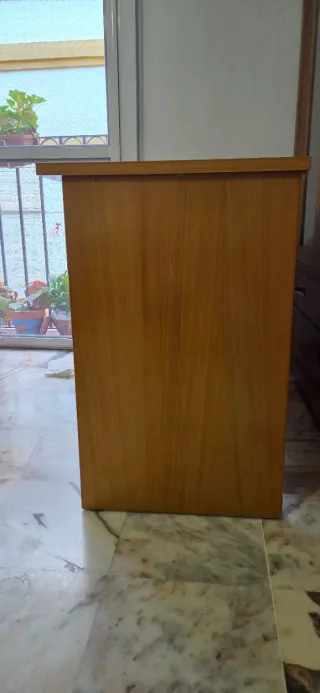 Escritorio de madera color beige