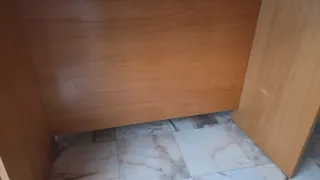 Escritorio de madera color beige