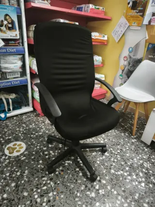 Sillón de oficina negro regulable