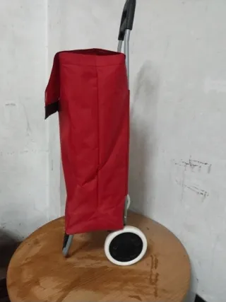 Carro de compra impermeable rojo.Impecable