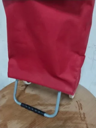 Carro de compra impermeable rojo.Impecable