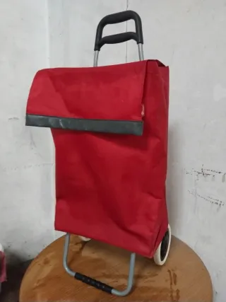 Carro de compra impermeable rojo.Impecable