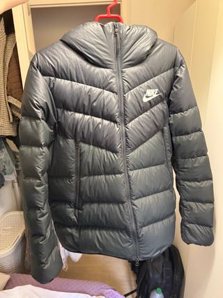 Abrigo Nike gris acolchado con capucha