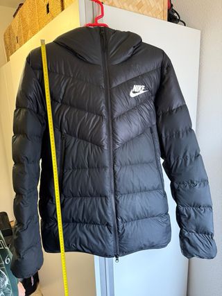 Abrigo Nike gris acolchado con capucha