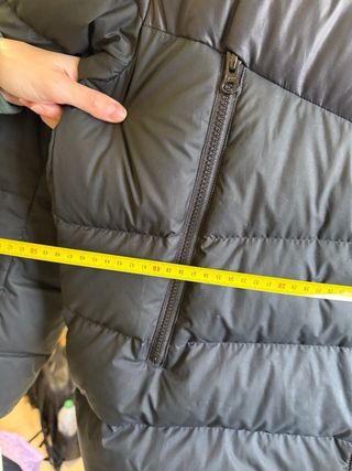 Abrigo Nike gris acolchado con capucha