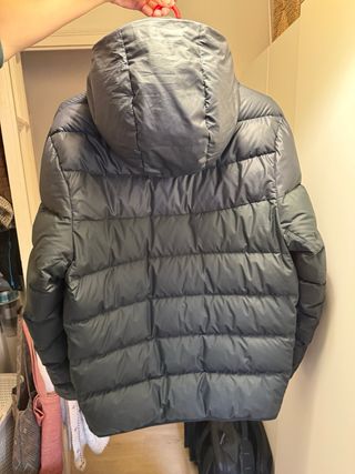 Abrigo Nike gris acolchado con capucha